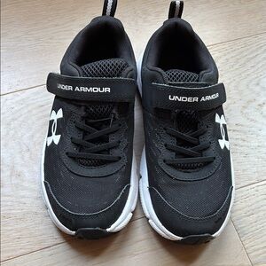 Under Armour Boys size 3 Sneakers